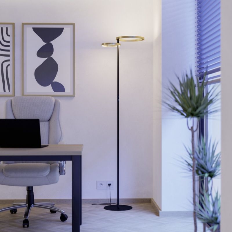 Lámpara de pie latón de plástico, Corwin, 16W, ajustable entre luz blanco cálido y frío LED, con regulador táctil