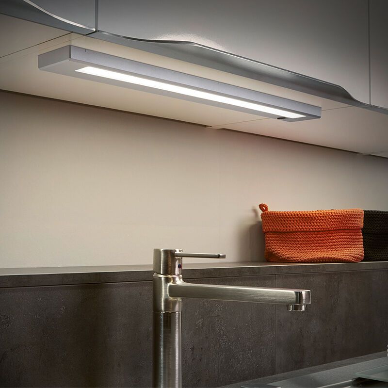 Iluminación bajo muebles cocina de plástico plateada, Sinem, 7W, 3000K LED, con interruptor Iluminación bajo muebles cocina de plástico plateada, Sinem, 7W, 3000K LED, con interruptor