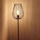 Lámpara de pie negra de metal, Kitana, con interruptor